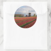 Rode tulpen en een windmolen ronde sticker (Tas)