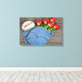 Rode tulpen in blauwe jean pocket canvas afdruk (Insitu (Houten vloer))
