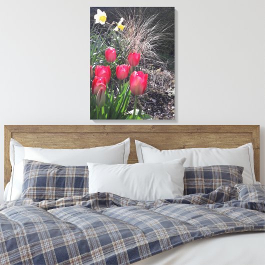 Rode tulpen in de tuin canvas afdruk (Insitu (Slaapkamer))