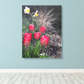 Rode tulpen in de tuin canvas afdruk (Insitu (Houten vloer))