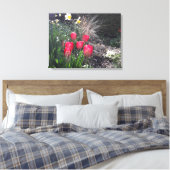 Rode tulpen in de tuin canvas afdruk (Insitu (Slaapkamer))