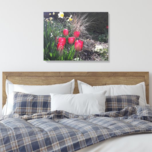 Rode tulpen in de tuin canvas afdruk (Insitu (Slaapkamer))