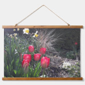 Rode tulpen in de tuin hangend wandkleed (Voorkant)