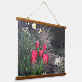 Rode tulpen in de tuin hangend wandkleed (Gebogen)