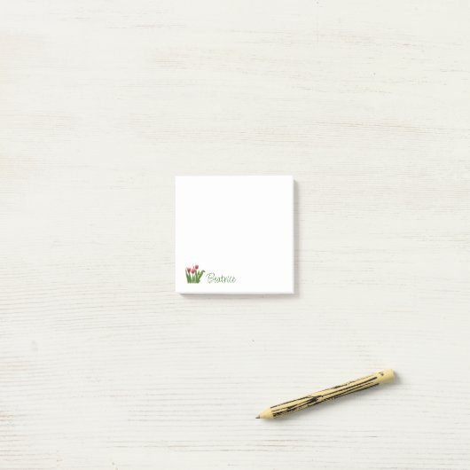 Rode tulpen met groene noten post-it® notes (Op bureau)