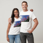 Rode tulpen onder zeer lage hoek, Cincinnati; T-shirt (Unisex)
