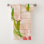 Rode tulpen op de achtergrond van schoon hout bad handdoek (Insitu)