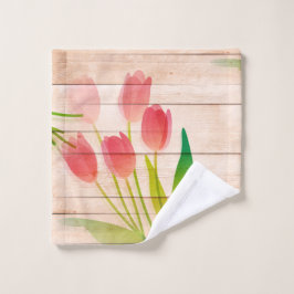 Rode tulpen op de achtergrond van schoon hout bad handdoek