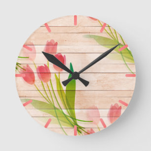 Rode tulpen op de achtergrond van schoon hout ronde klok