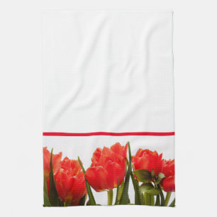 Rode tulpen op een effen witte keukenhanddoek