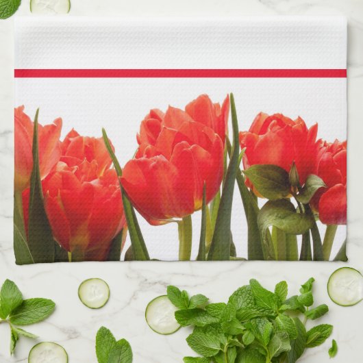 Rode Tulpen op een vaste, witte keukenhanddoek (Gevouwen)