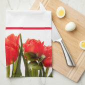 Rode Tulpen op een vaste, witte keukenhanddoek (Quarter Fold)