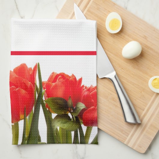 Rode Tulpen op een vaste, witte keukenhanddoek (Quarter Fold)
