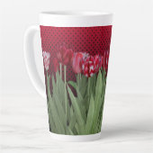 Rode tulpen op verloop latte mok (Linkerhoek)