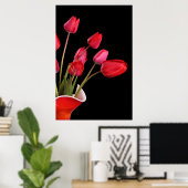 Rode tulpen op zwart Poster (Thuiskantoor)
