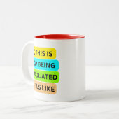 Rode tweekleurige mok SO_THIS_IS_HOW_BEING_GRADUAT (Voorkant links)