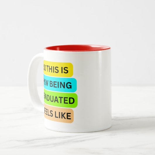Rode tweekleurige mok SO_THIS_IS_HOW_BEING_GRADUAT (Voorkant links)