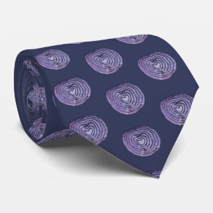 Rode Ui Pattern op Diepe Gedempte Navy Achtergrond Stropdas