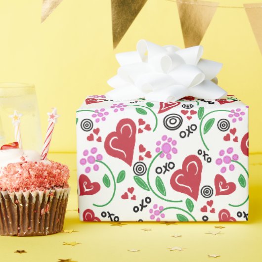 Rode valentijnsharten Roze bloemen Cadeaupapier (Verjaardagsfeest)