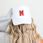 Rode varsity monogram trucker pet<br><div class="desc">Show van uw sportieve kant met een aangepaste honkbal pet met een gedurfde collegiale stijl monogram letter. Personaliseer het met uw favoriete kleuren die overeenkomen met uw sportteam of persoonlijke stijl voor een look die uniek is voor u. Perfect voor speeldagen, casual uitjes of als een uitblinkend cadeau voor zowel...</div>
