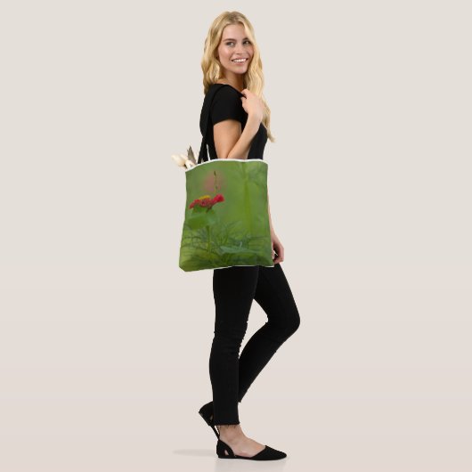 Rode ventilator in het veld tote bag (Op model)