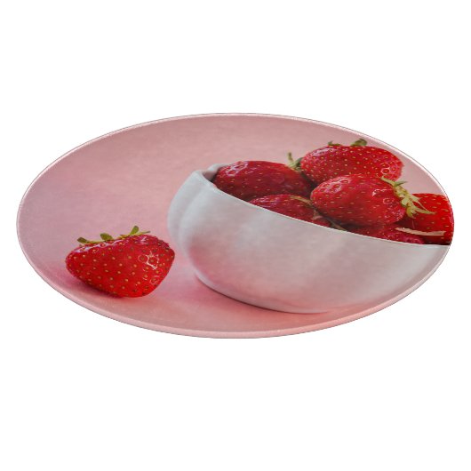 Rode verse aardbeien foto op roze snijplank (Hoek)