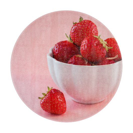 Rode verse aardbeien foto op roze snijplank (Voorkant)