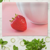 Rode verse aardbeien in een witte kom op roze theedoek (Gevouwen)