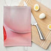 Rode verse aardbeien in een witte kom op roze theedoek (Quarter Fold)