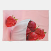 Rode verse aardbeien in een witte kom op roze theedoek (Horizontaal)