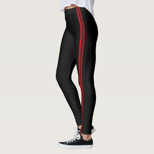 Rode verticale lijnen over zwart leggings (Links)