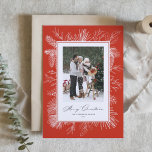 Rode Vintage Botanische Lijst Foto voor kerst<br><div class="desc">Vrolijk kerstfeest! Verstuur kerstcadeautjes met deze  kerstkaart. Het heeft een  lijnkunst van pinecones,  dennenaalden en hollies met een rode achtergrond. Personaliseer door uw foto,  namen,  jaar en bericht toe te voegen. Deze klassieke kerstfotoplatte kaart is ook in andere kleuren verkrijgbaar. Overeenkomende objecten zijn beschikbaar.</div>