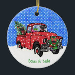 Rode Vintage Snowy Christmas Truck met Black Labs Keramisch Ornament<br><div class="desc">Gepersonaliseerde handgetekende stijlillustratie van een kerstversiering met zwarte Labradors in een rode  truck versierd met een kerstkrans vol cadeaus en een kerstboom die door het besneeuwde landschap rijdt. Schattige kerstversiering voor zwarte labliefhebbers! © EMR Design.</div>