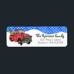 Rode Vintage Xmas Truck Golden Retrievers Terug Etiket<br><div class="desc">Gepersonaliseerde handgetekende stijlillustratie van een kerstkaart met golden retrievers in een rode  truck versierd met een kerstkrans vol cadeaus en een kerstboom die door het besneeuwde landschap rijdt. Schattige kerstretour adreslabel voor Golden Lovers! © EMR Design.</div>