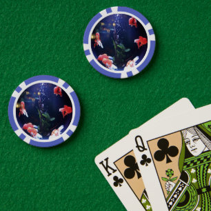Rode vis in glazen vissenkom poker chips