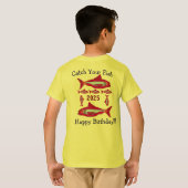 Rode vis voor kinderen T-shirt Happy Birthday 2025 (Achterkant volledig)