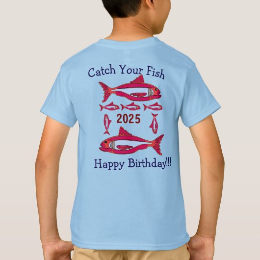 Rode vis voor kinderen T-shirt Happy Birthday 2025 (Achterkant)