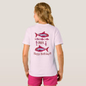 Rode vis voor kinderen T-shirt Happy Birthday 2025 (Achterkant volledig)