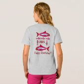 Rode vis voor kinderen T-shirt Happy Birthday 2025 (Achterkant volledig)