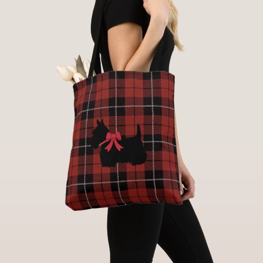 Rode vlek met Scottish Terrier met rode boog Tote Bag (Dichtbij)