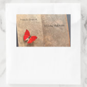 Rode vlinder op  boekpagina's rechthoekige sticker (Tas)