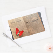 Rode vlinder op  boekpagina's rechthoekige sticker (Envelop)