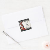 Rode vlinders op zwarte kant vierkante sticker (Envelop)