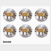 Rode vos in de sneeuw in de winter ronde sticker (Vel)