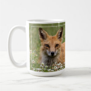 Rode vos op een bed van klaver koffiemok