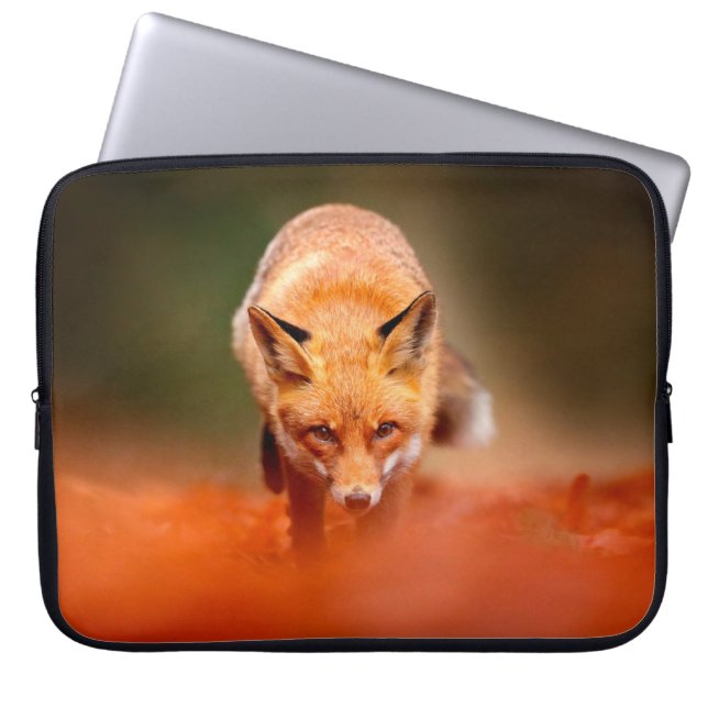 Rode vos op oranje herfstbladeren. Cute Red Laptop Sleeve (Voorkant)