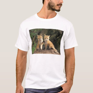 Rode vos pup voor de hol (Vulpes vulpes) T-shirt