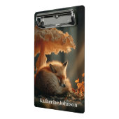 Rode vos slaapt onder gigantische paddenstoel mini klembord (Angled2)