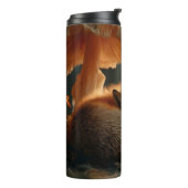 Rode vos slaapt onder gigantische paddenstoel thermosbeker (Gedraaid links)