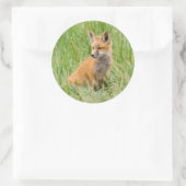 Rode voskit in gras bij hol ronde sticker (Tas)